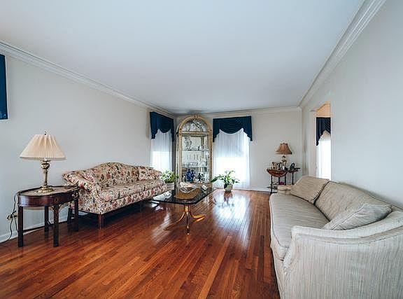 4th image of 334 Kensington Ct