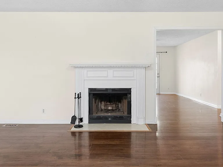 1361 Jenny Ln — Photo 8