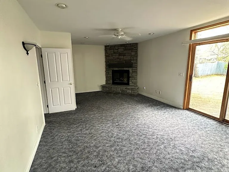 1007 Dewey Ave NE — Photo 4