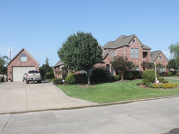 Huge Driveway/RV Garage
						:
						Driveway /detached RV garage view