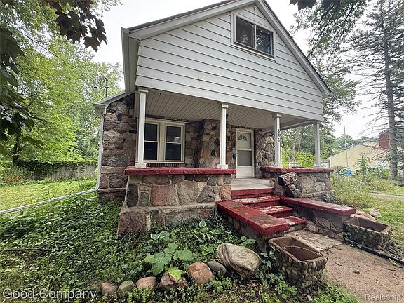 2nd image of 836 W Silver Lake Rd