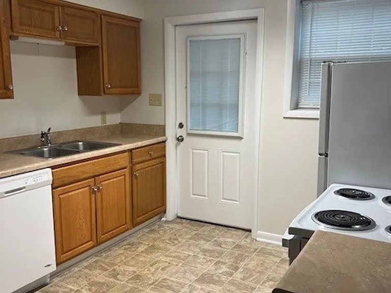 1401 Narrow Ln — Photo 2