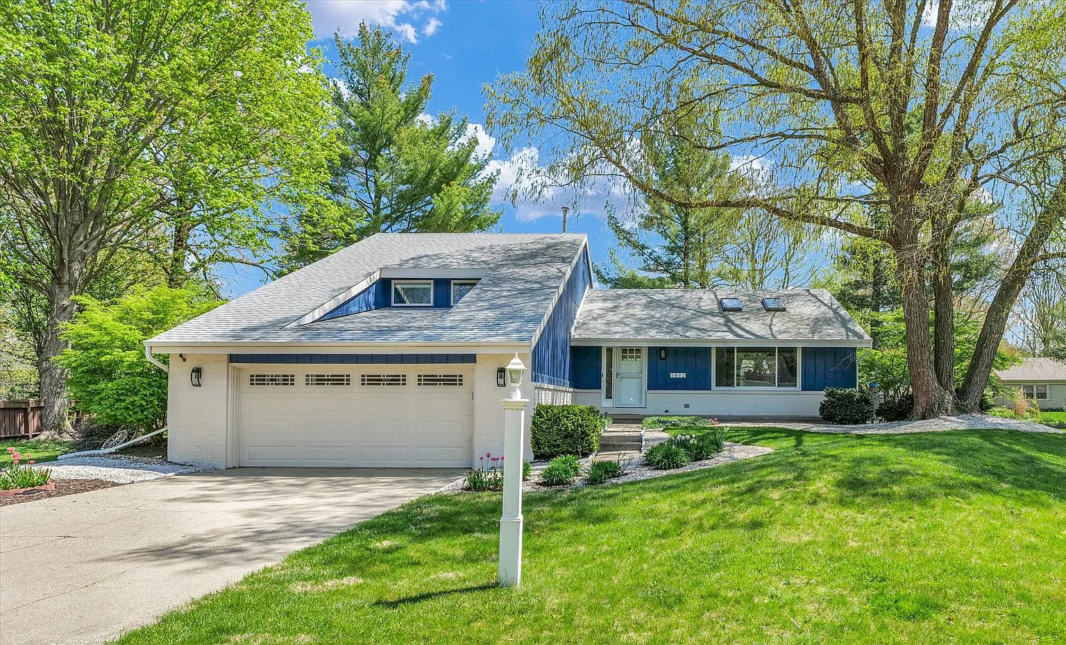 1912 Woodfield Rd photo 1