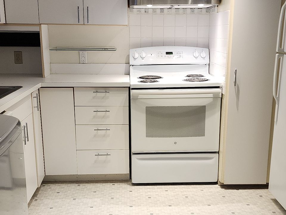 Kitchen view of front