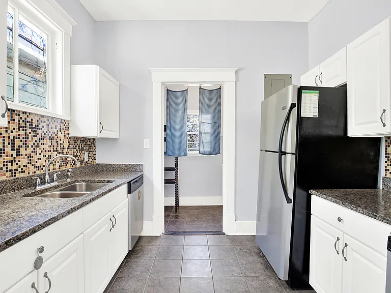 304 W 41st St #B — Photo 22