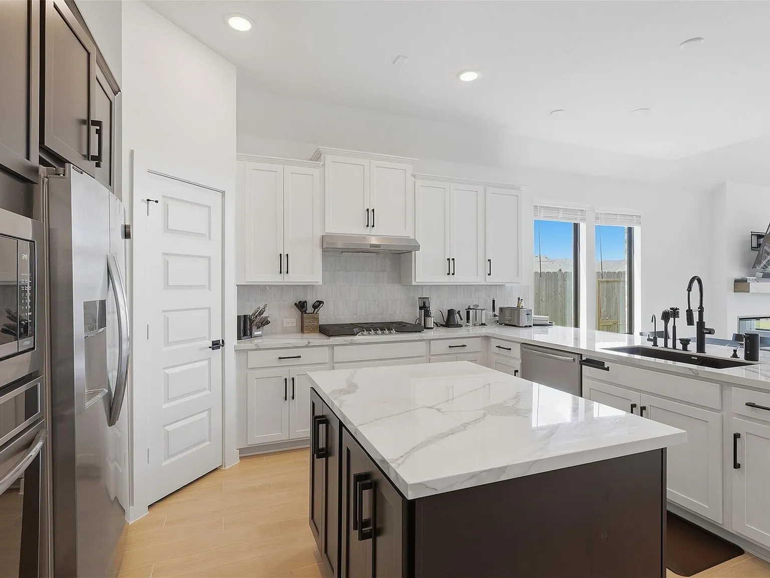 4 bed, 3.0 bath, 2077 sqft, $3,300 — Photo 4