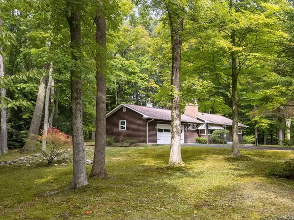 5736 Luna Ln, Erie, PA 16506