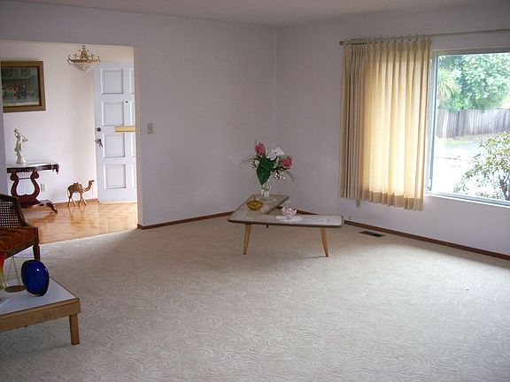 Entry and spacious livingroom