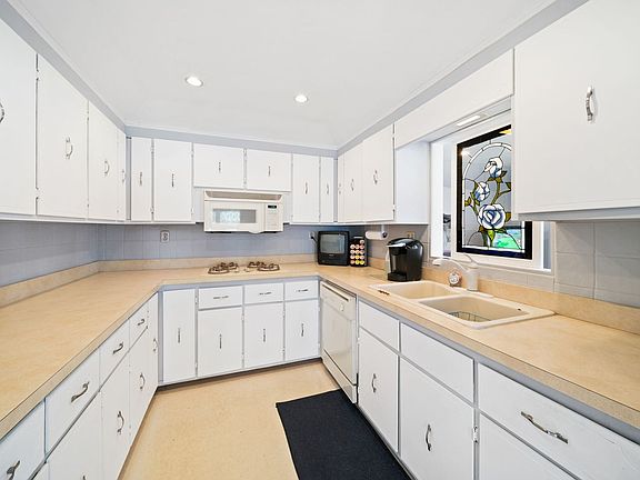 3rd image of 1515 N River Rd