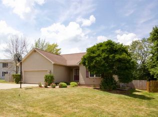 40 Yorkshire Dr, Mackinaw, IL 61755