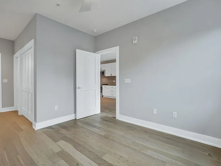601 E 39th Street — Photo 20