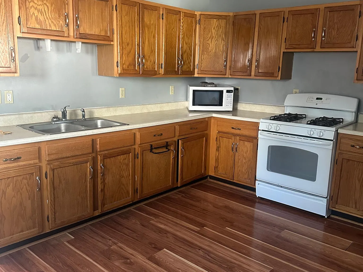 4 bed, 1.5 bath, 1353 sqft, $1,800 — Photo 2