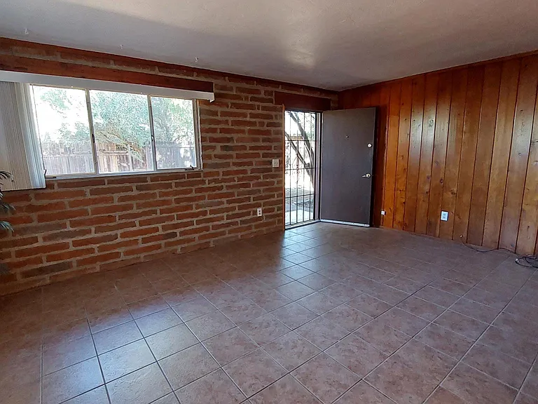 E Blacklidge Dr — Photo 5