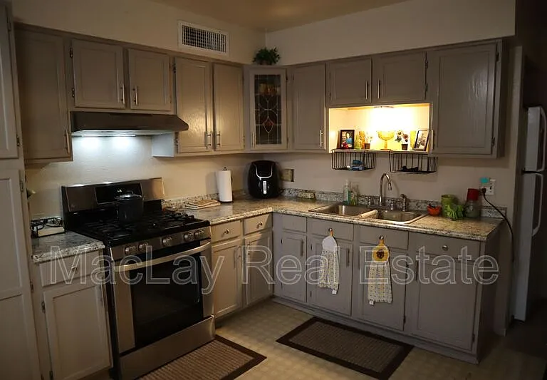 408 W Elgin St — Photo 2