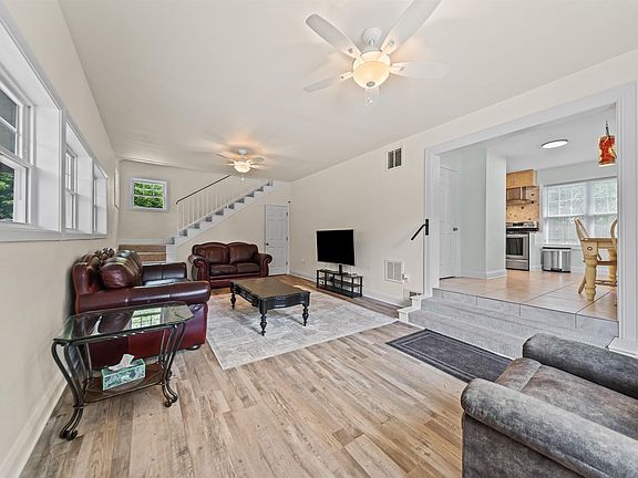 4th image of 121 Lakehill Ln
