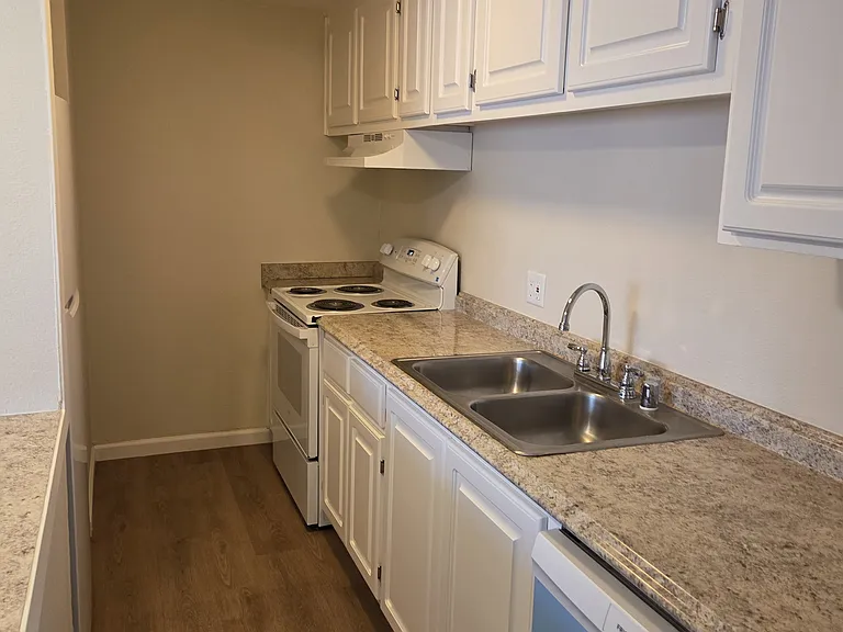 Evergreen Apartments — Photo 3
