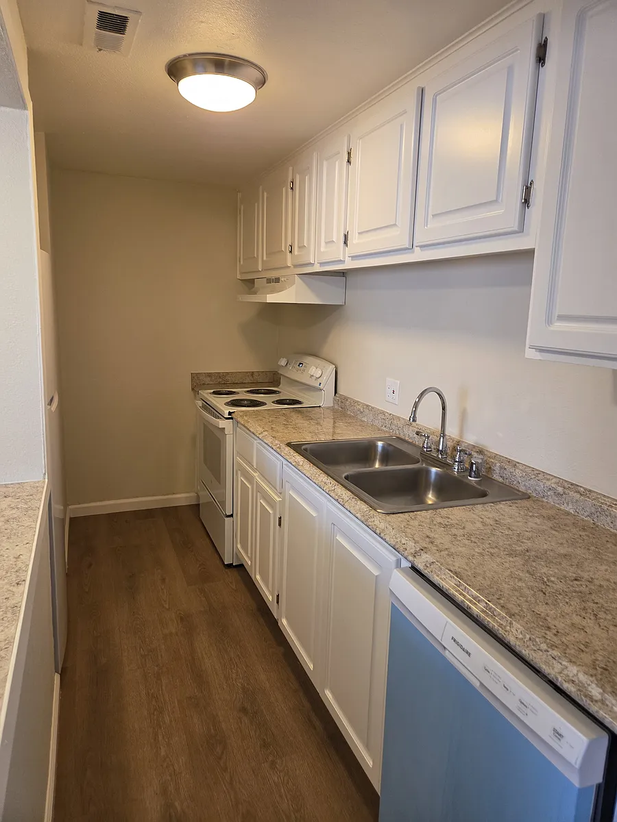Building Photo - Evergreen Apartments