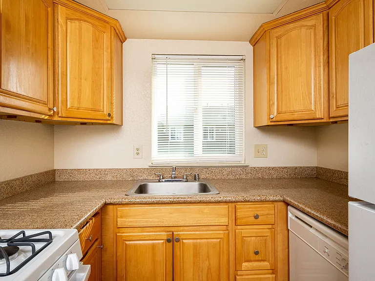 Alderwood Park Apartments — Photo 37