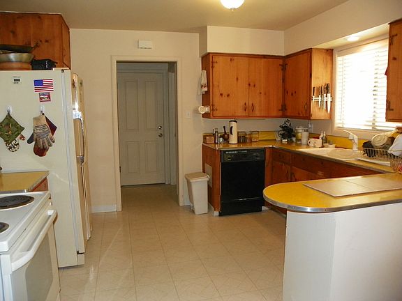 Big kitchen w/window to park