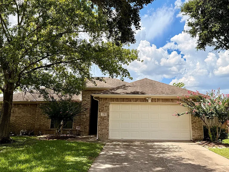 1702 Fantasy Woods Dr — Photo 1