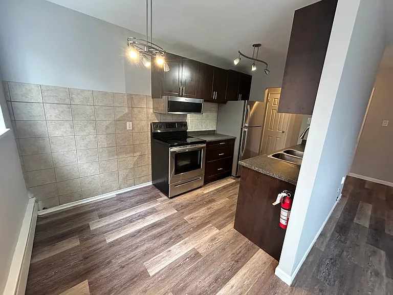 21 Balmoral Ave S #202 — Photo 4