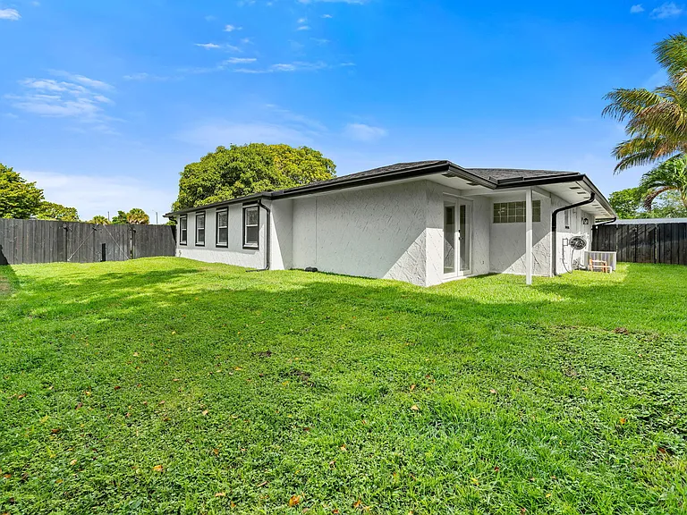 908 Hibiscus Dr — Photo 27