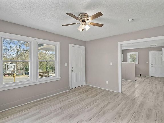 3rd image of 40 Clervue Cir NE