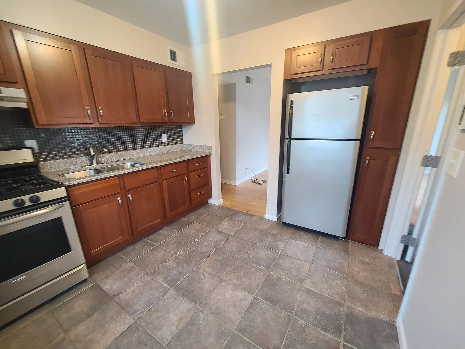 3 bed, 900 sqft, $1,400 — Photo 3