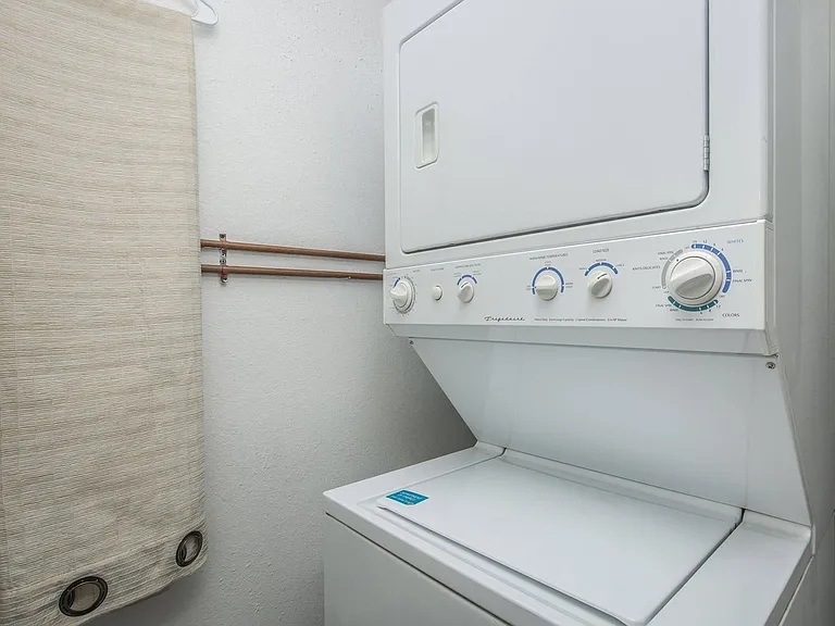 Sun Creek Apartments — Photo 48