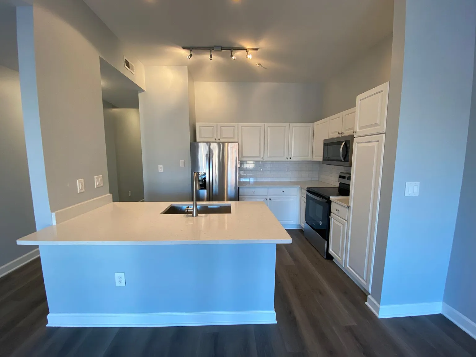 1 bed, 930 sqft, $1,800 — Photo 3