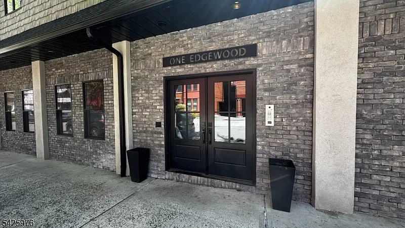 Building Photo - 3 Edgewood Rd