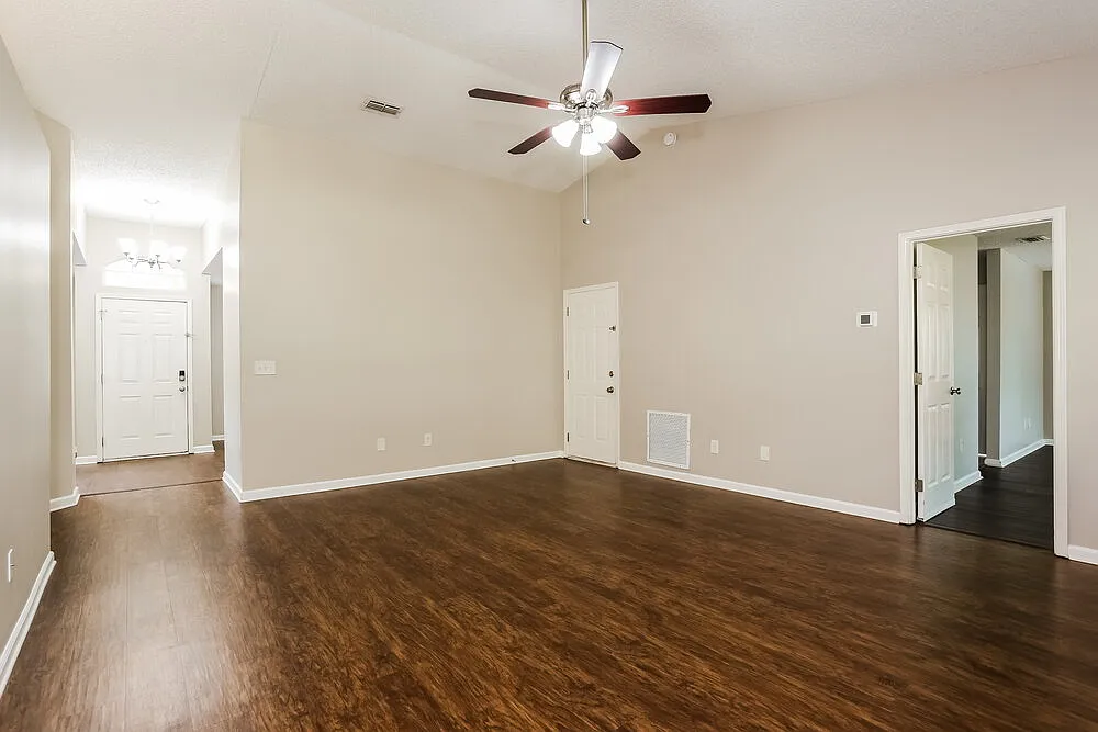 3 bed, 2.0 bath, 1800 sqft, $2,165 — Photo 3
