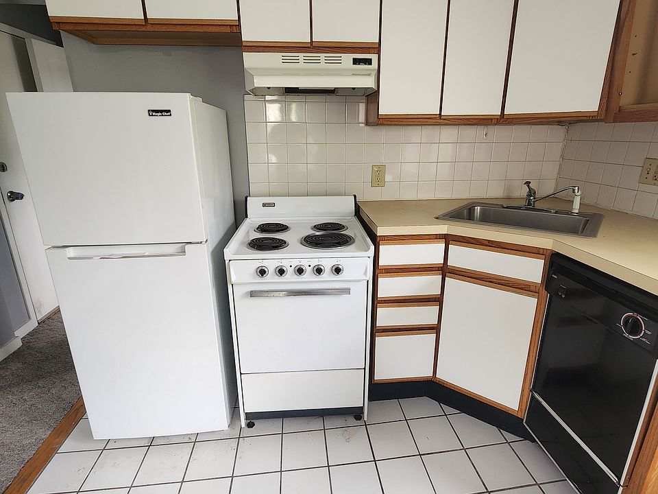 1st image of 109 S Oak Ave APT 3