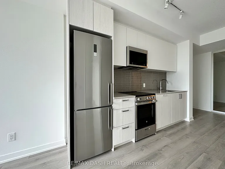Saint Clair Ave W — Photo 10