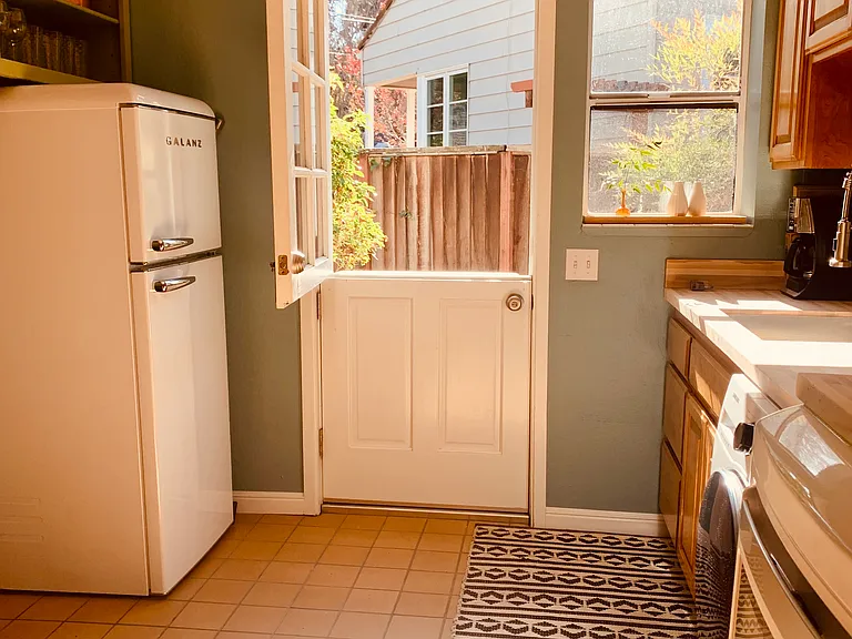 1374 Glen Dr #B — Photo 11