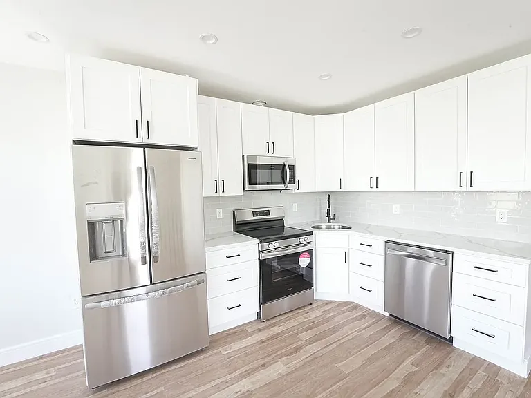 689 6th Ave #2 — Photo 3