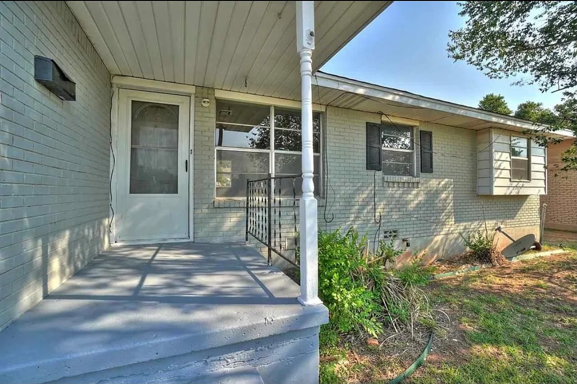 3 bed, 1.5 bath, 904 sqft, $1,195 — Photo 2