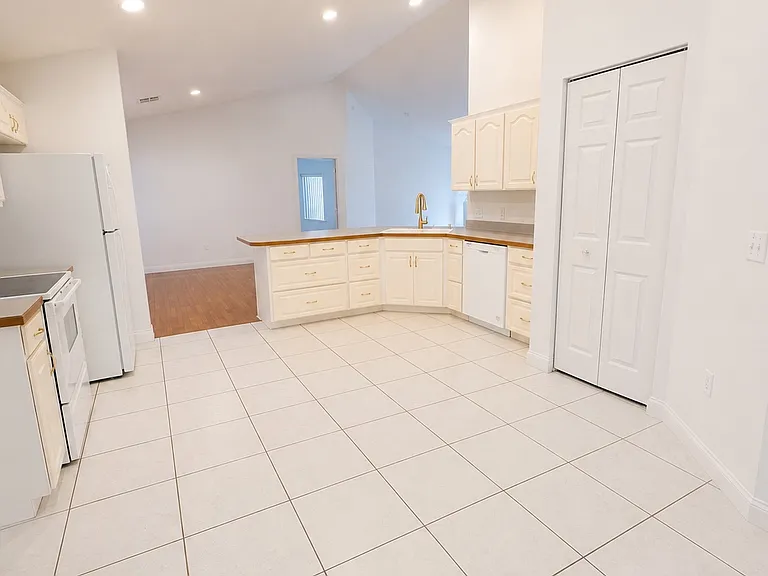 230 Hill Ct — Photo 8
