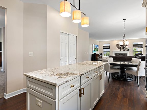 5th image of 348 Fieldstone Dr
