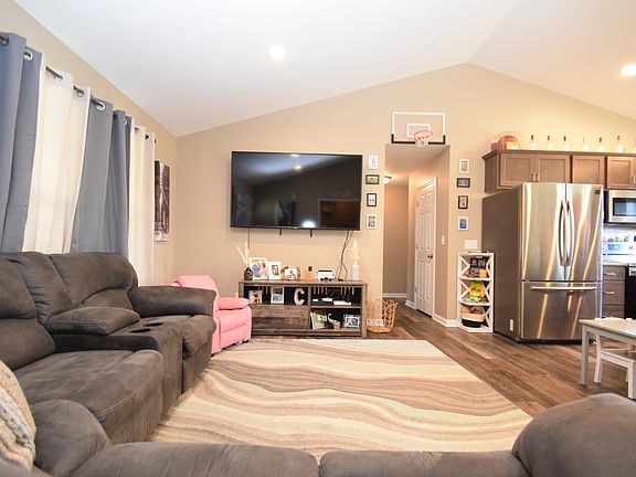 5th image of 54 Crestwood Ave