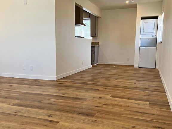 2nd image of 140 W Hyde Park Blvd #1/2