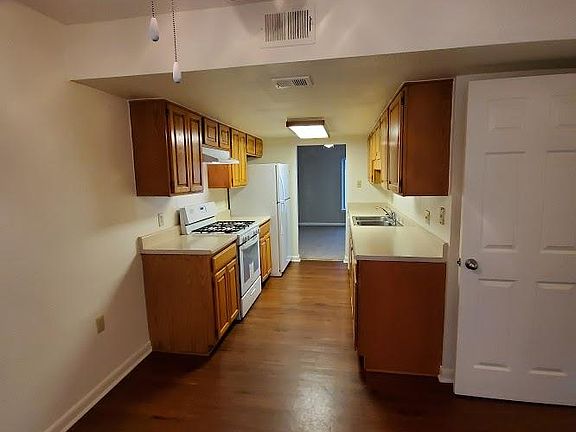 2nd image of 654 Corning Ct