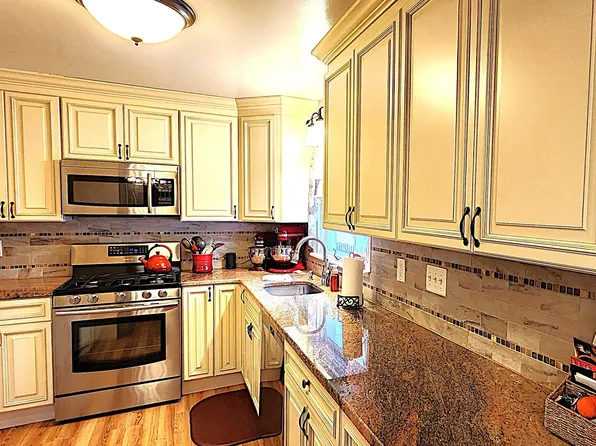 8 Margaret Dr, Pine Brook, NJ 07058