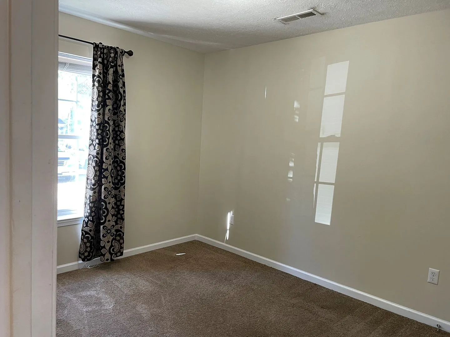 3 Level Townhome off English Tavern Road — Photo 4