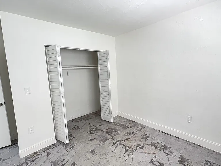 Airport Manor — Photo 14