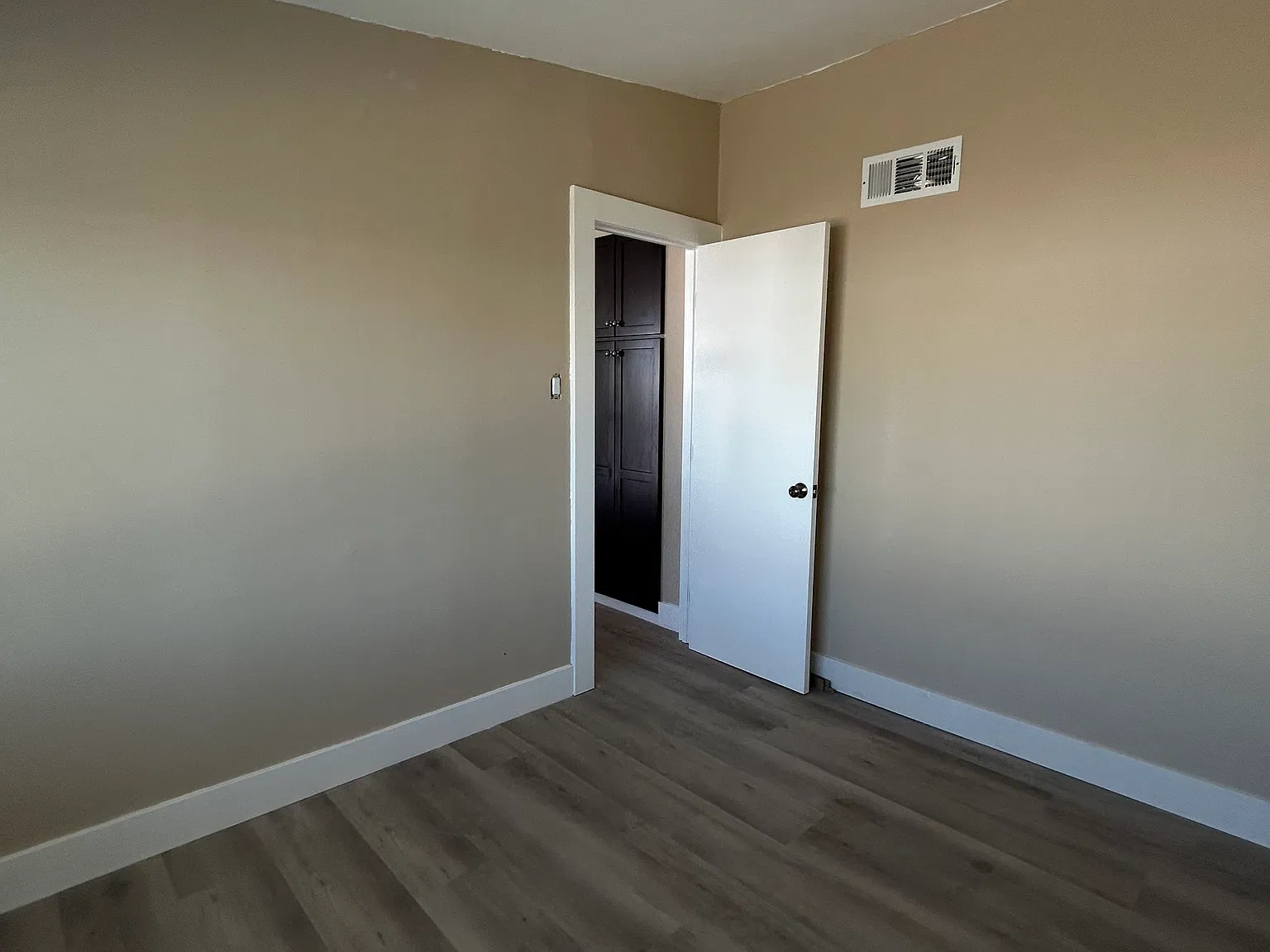 6627 S 22nd Pl — Photo 2