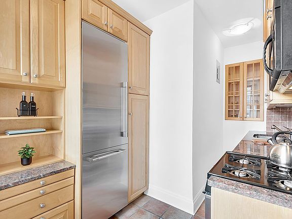 4th image of 136 E 36th St APT 11F