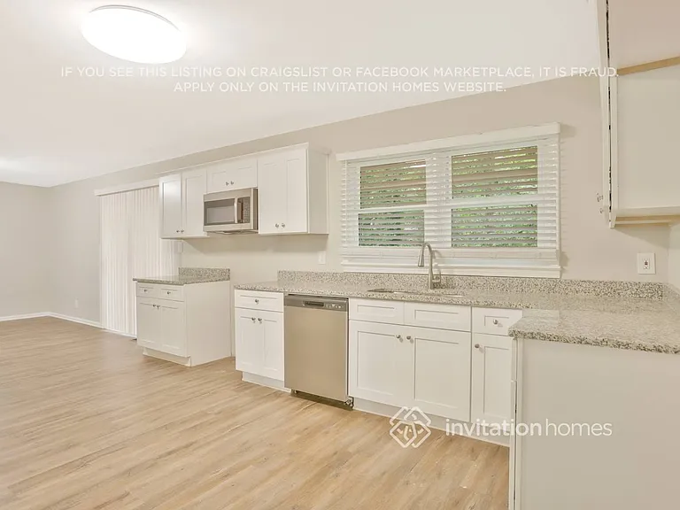 1554 N Columbia Pl — Photo 9