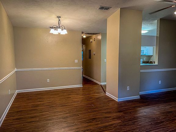 3rd image of 2252 Claremont Ln