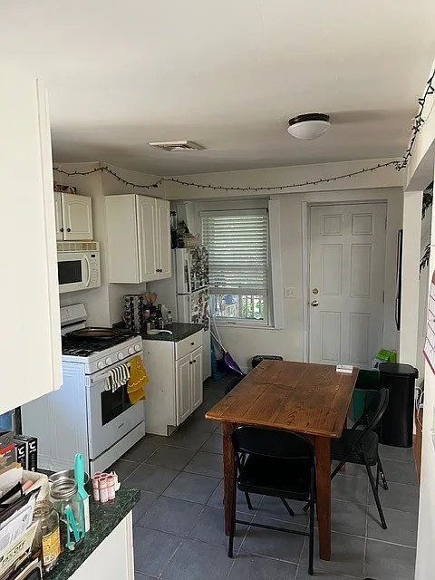 Building Photo - 86 Putnam St #3